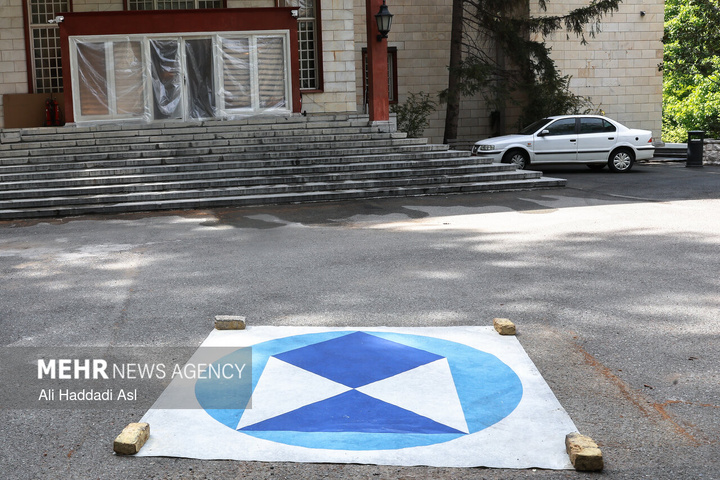 بازدید اصحاب رسانه از خسارات برجا مانده از جنگ رمضان در کاخ سعدآباد