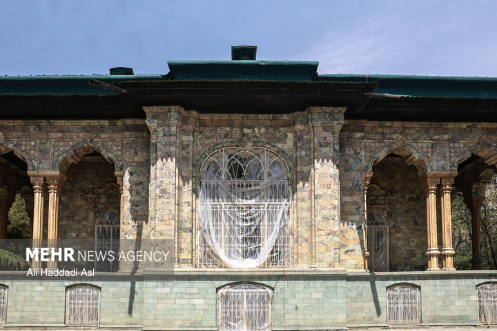 بازدید اصحاب رسانه از خسارات برجا مانده از جنگ رمضان در کاخ سعدآباد