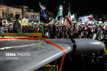 پهپاد شاهد ۱۳۶ در تجمع شبانه مردم در حمایت از مدافعان وطن - تبریز