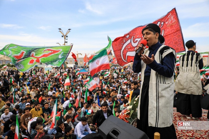 «مشت گره کرده» اجتماع نوجوانان در حرم مطهر رضوی