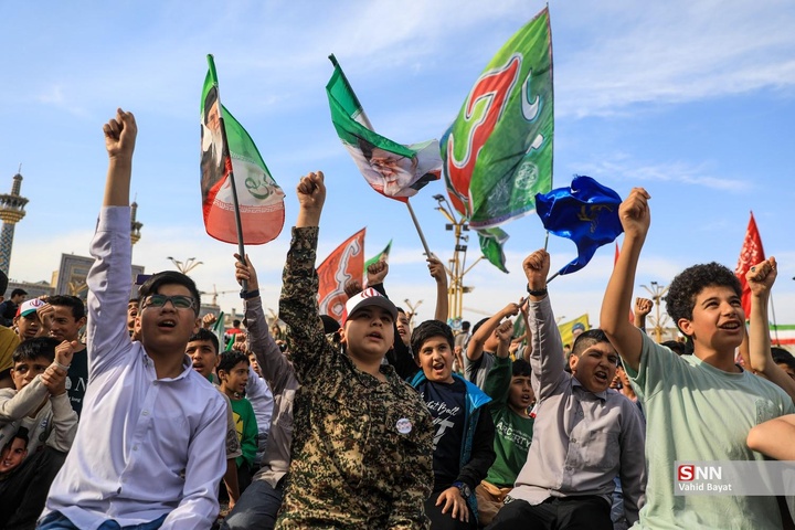 «مشت گره کرده» اجتماع نوجوانان در حرم مطهر رضوی