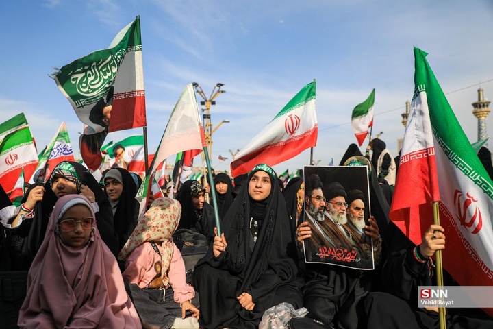 «مشت گره کرده» اجتماع نوجوانان در حرم مطهر رضوی