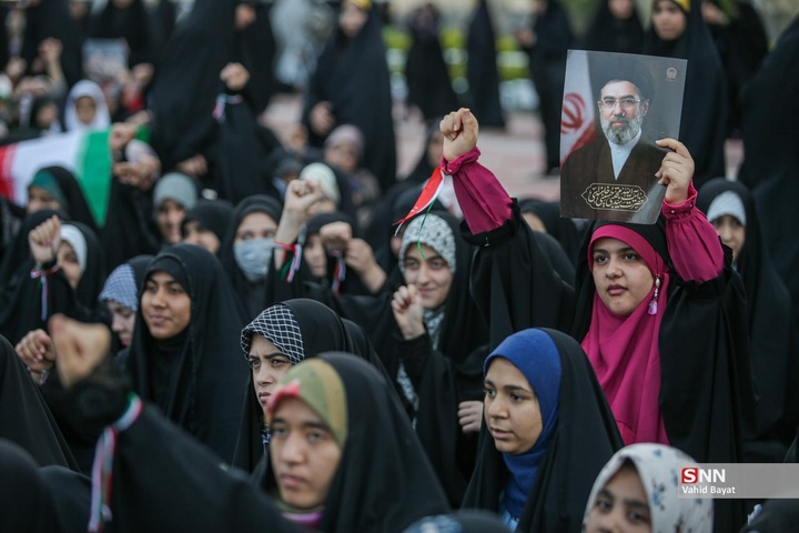 «مشت گره کرده» اجتماع نوجوانان در حرم مطهر رضوی