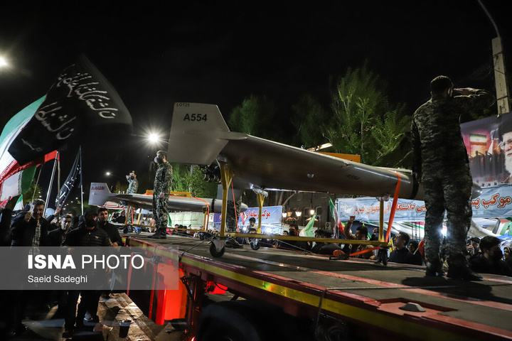 پهپاد شاهد ۱۳۶ در تجمع شبانه مردم در حمایت از مدافعان وطن - تبریز