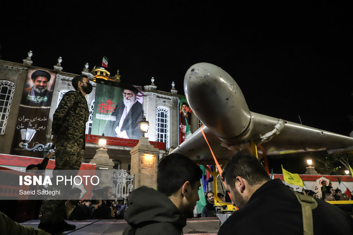 پهپاد شاهد ۱۳۶ در تجمع شبانه مردم در حمایت از مدافعان وطن - تبریز