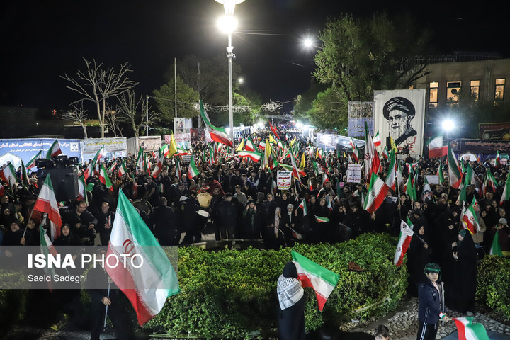 پهپاد شاهد ۱۳۶ در تجمع شبانه مردم در حمایت از مدافعان وطن - تبریز