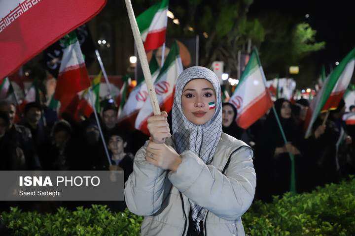 پهپاد شاهد ۱۳۶ در تجمع شبانه مردم در حمایت از مدافعان وطن - تبریز