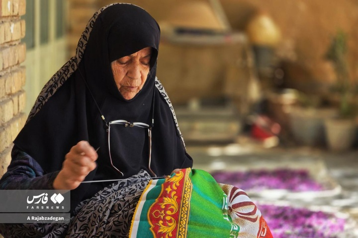 سنگر مقاومت با سوزن و نخ