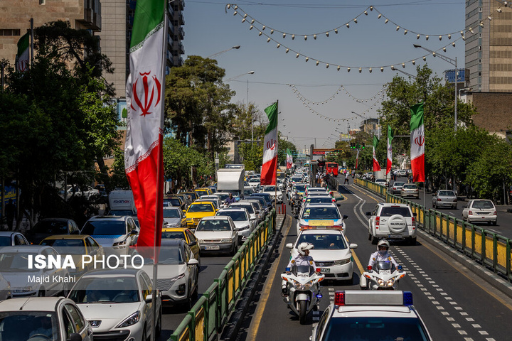 رژه خودرویی تاکسیرانان تهران برای بیعت با رهبر انقلاب