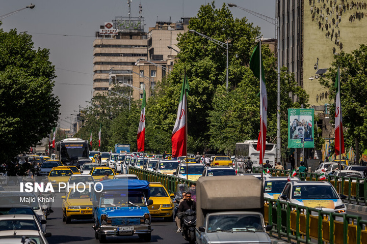 رژه خودرویی تاکسیرانان تهران برای بیعت با رهبر انقلاب