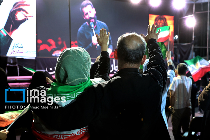 پهپاد صورتی و آبی در تجمع مردمی میدان ولیعصر(عج)