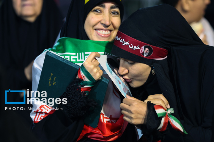 پهپاد صورتی و آبی در تجمع مردمی میدان ولیعصر(عج)