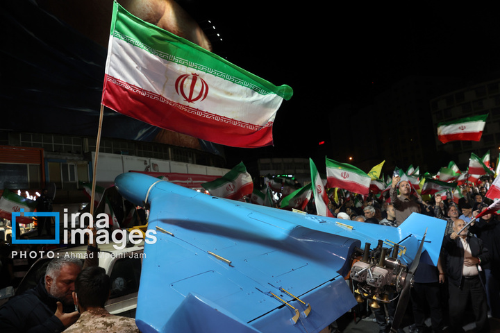 پهپاد صورتی و آبی در تجمع مردمی میدان ولیعصر(عج)