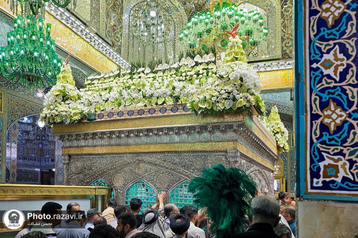 گل‌آرایی ضریح مطهر امام رضا (علیه السلام ) در آستانه عید غدیر