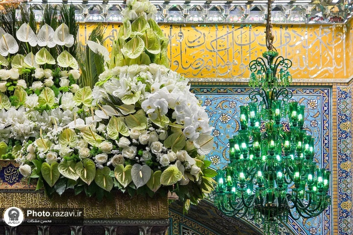 گل‌آرایی ضریح مطهر امام رضا (علیه السلام ) در آستانه عید غدیر