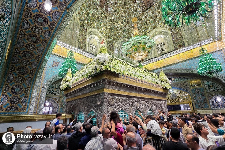 گل‌آرایی ضریح مطهر امام رضا (علیه السلام ) در آستانه عید غدیر