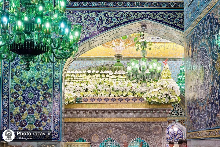 گل‌آرایی ضریح مطهر امام رضا (علیه السلام ) در آستانه عید غدیر