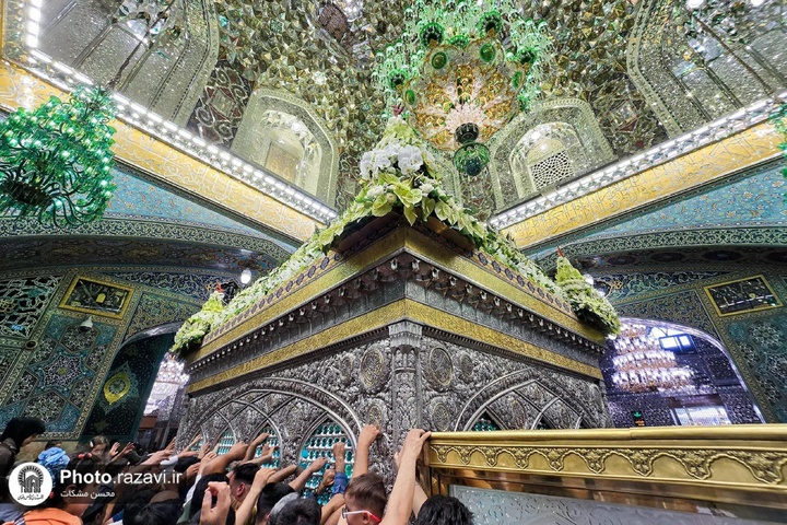 گل‌آرایی ضریح مطهر امام رضا (علیه السلام ) در آستانه عید غدیر