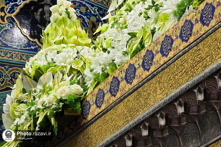 گل‌آرایی ضریح مطهر امام رضا (علیه السلام ) در آستانه عید غدیر