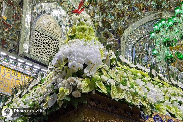 گل‌آرایی ضریح مطهر امام رضا (علیه السلام ) در آستانه عید غدیر