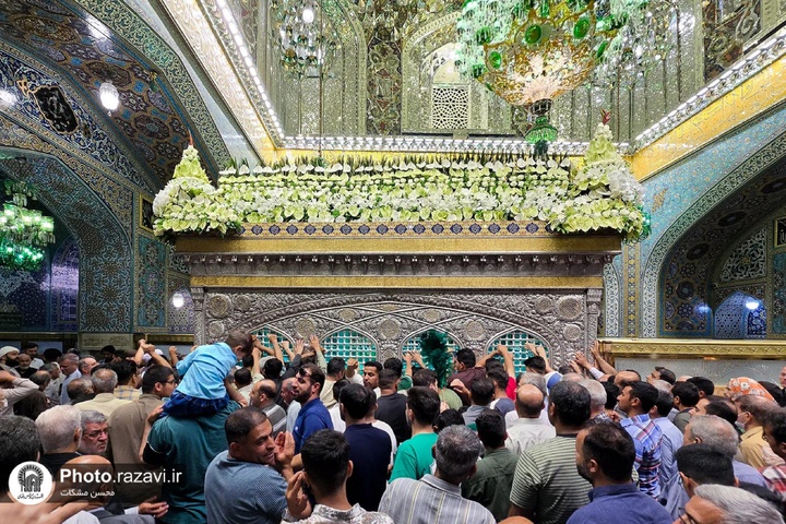 گل‌آرایی ضریح مطهر امام رضا (علیه السلام ) در آستانه عید غدیر