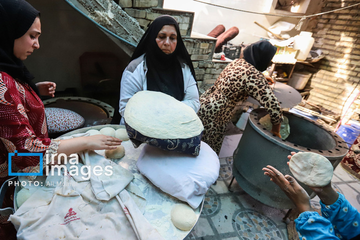 پخت ۶ هزار نان نذری غدیر به دست بانوی کارونی