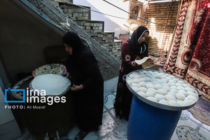 پخت ۶ هزار نان نذری غدیر به دست بانوی کارونی