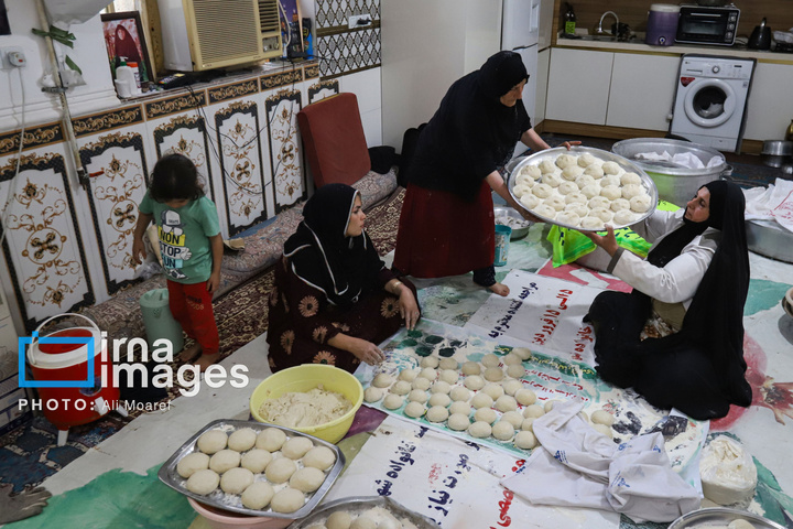 پخت ۶ هزار نان نذری غدیر به دست بانوی کارونی
