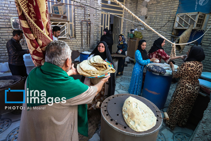 پخت ۶ هزار نان نذری غدیر به دست بانوی کارونی
