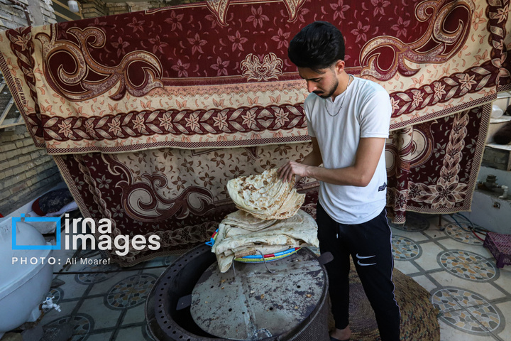 پخت ۶ هزار نان نذری غدیر به دست بانوی کارونی