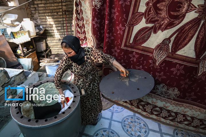 پخت ۶ هزار نان نذری غدیر به دست بانوی کارونی