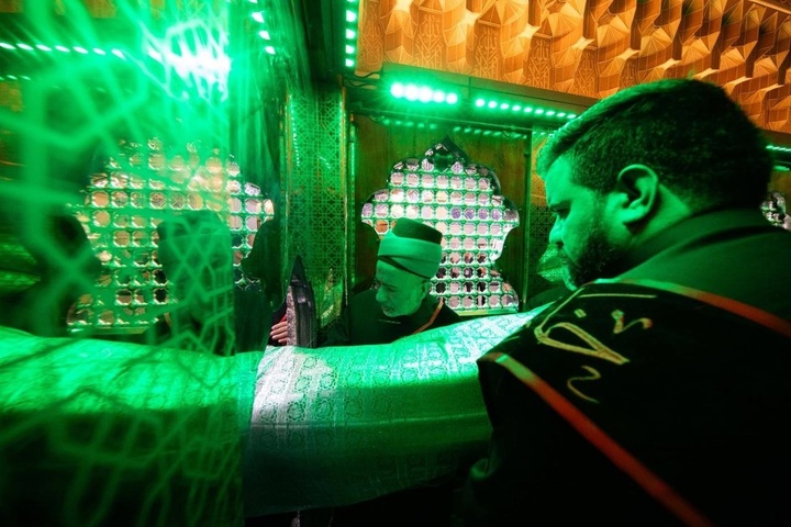 تعویض پوشش ضریح مطهر امام حسین (علیه السلام)