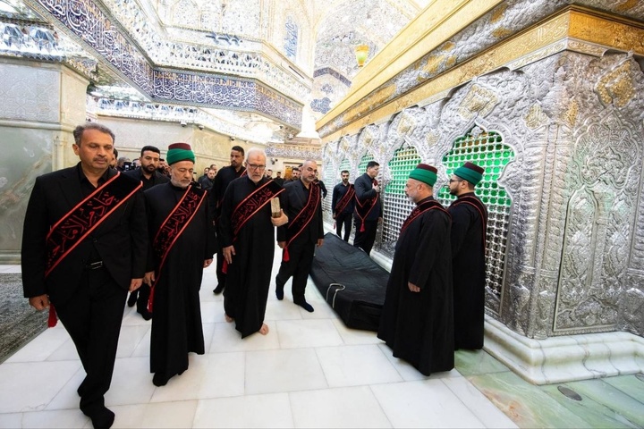 تعویض پوشش ضریح مطهر امام حسین (علیه السلام)