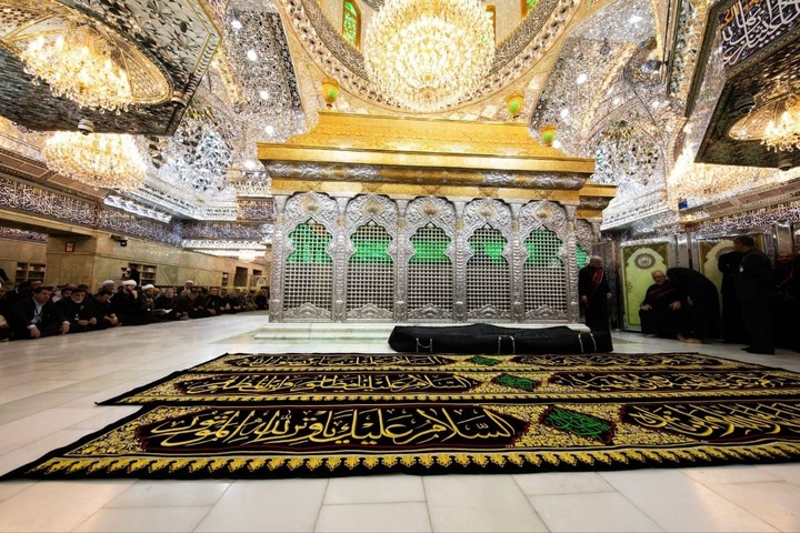 تعویض پوشش ضریح مطهر امام حسین (علیه السلام)