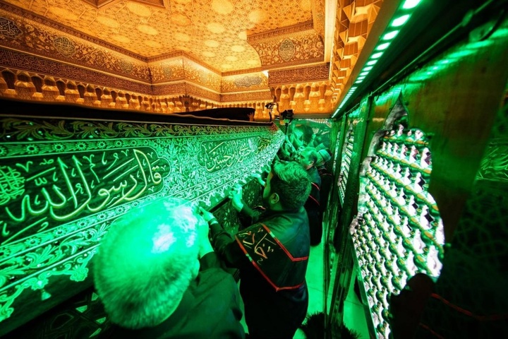 تعویض پوشش ضریح مطهر امام حسین (علیه السلام)