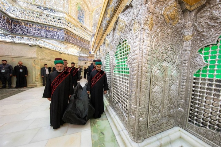 تعویض پوشش ضریح مطهر امام حسین (علیه السلام)