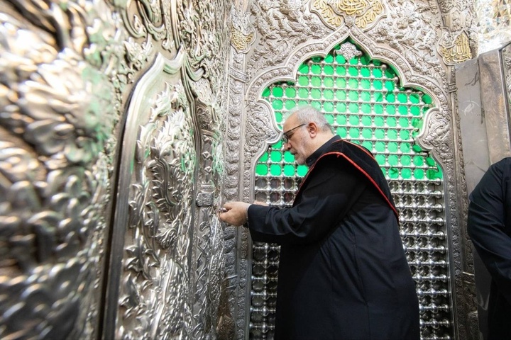تعویض پوشش ضریح مطهر امام حسین (علیه السلام)