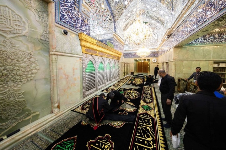 تعویض پوشش ضریح مطهر امام حسین (علیه السلام)