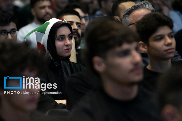 تماشای بازی ایران و نیوزلند در باغ کتاب