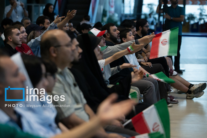 تماشای بازی ایران و نیوزلند در باغ کتاب