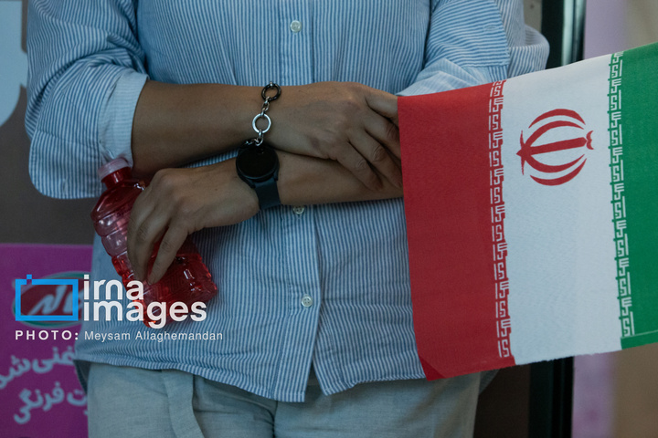 تماشای بازی ایران و نیوزلند در باغ کتاب