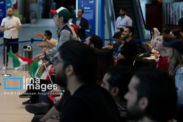 تماشای بازی ایران و نیوزلند در باغ کتاب