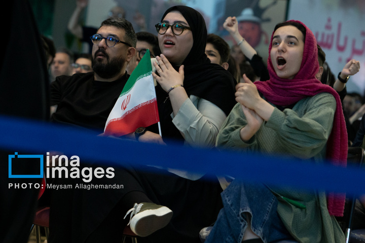 تماشای بازی ایران و نیوزلند در باغ کتاب