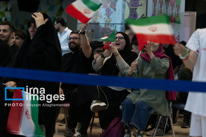 تماشای بازی ایران و نیوزلند در باغ کتاب