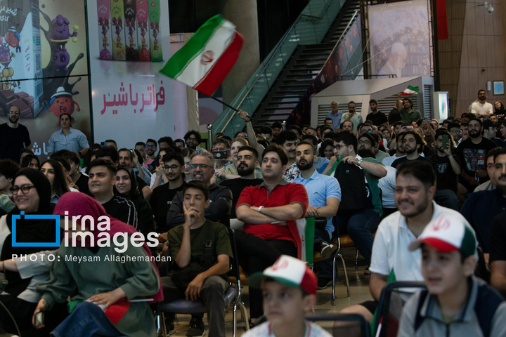 تماشای بازی ایران و نیوزلند در باغ کتاب