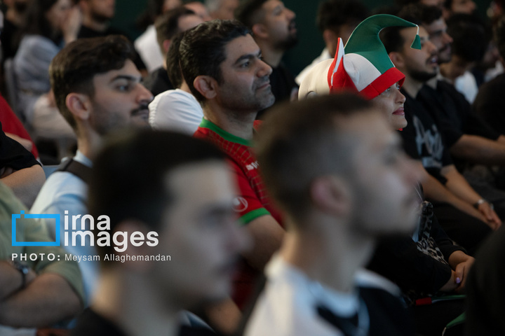 تماشای بازی ایران و نیوزلند در باغ کتاب