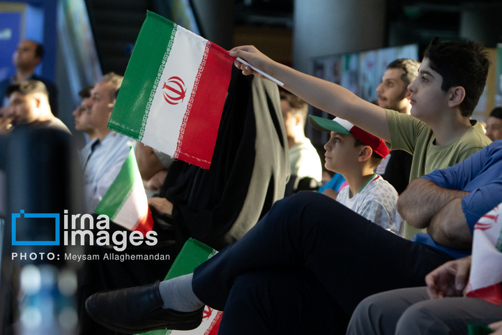 تماشای بازی ایران و نیوزلند در باغ کتاب