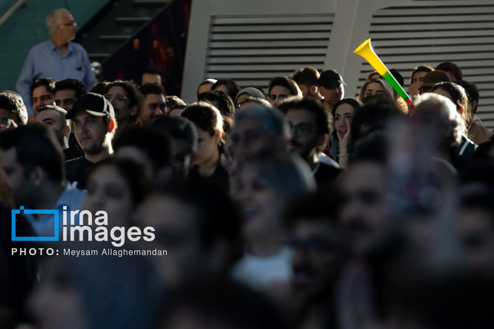 تماشای بازی ایران و نیوزلند در باغ کتاب