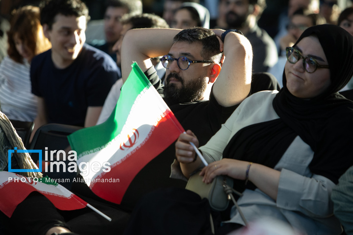 تماشای بازی ایران و نیوزلند در باغ کتاب