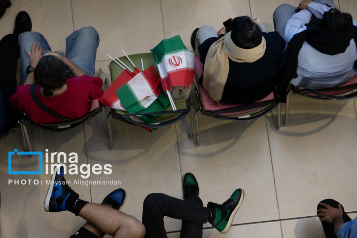 تماشای بازی ایران و نیوزلند در باغ کتاب